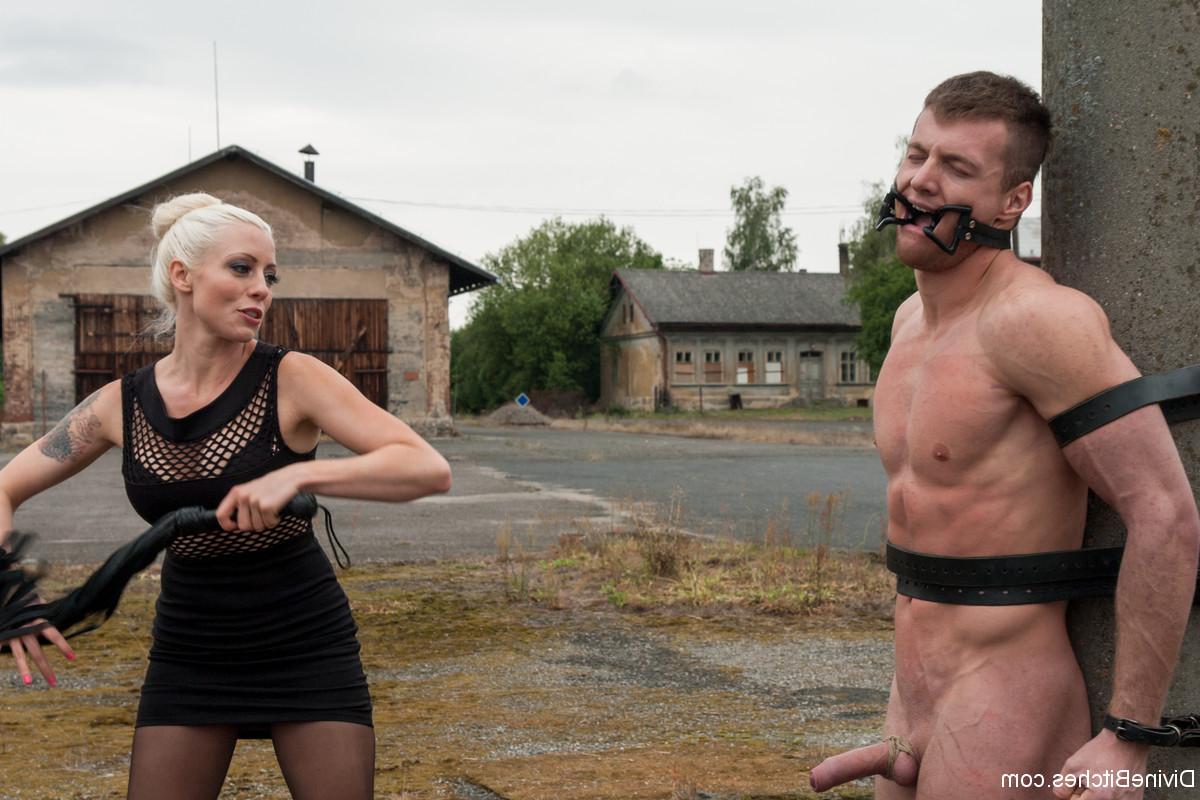 20P Die blonde Domina Lorelei Lee peitscht ihren hilflosen, an einer Stange gefesselten Sklaven im Freien aus