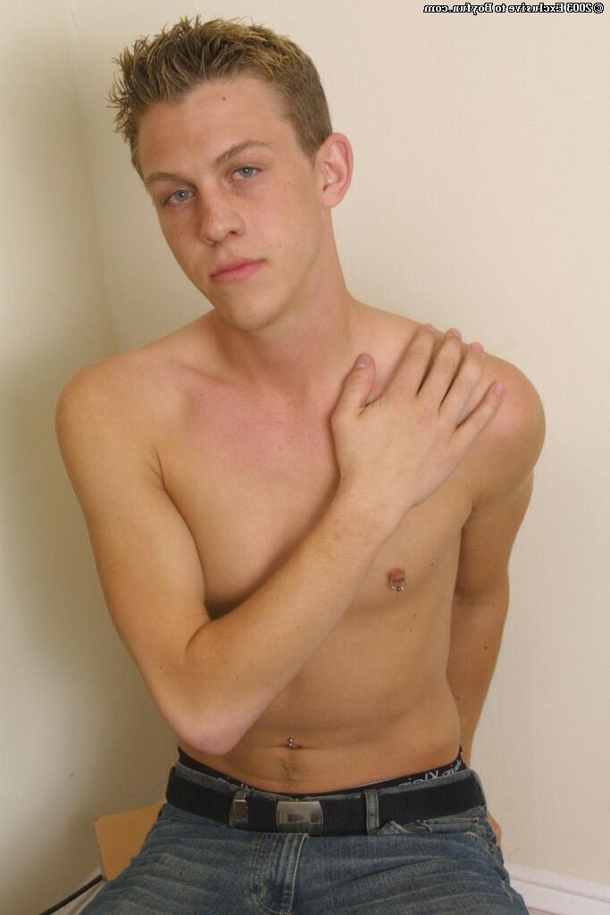 20P Matt, un gay blond mignon, montre son corps et se branle en solo