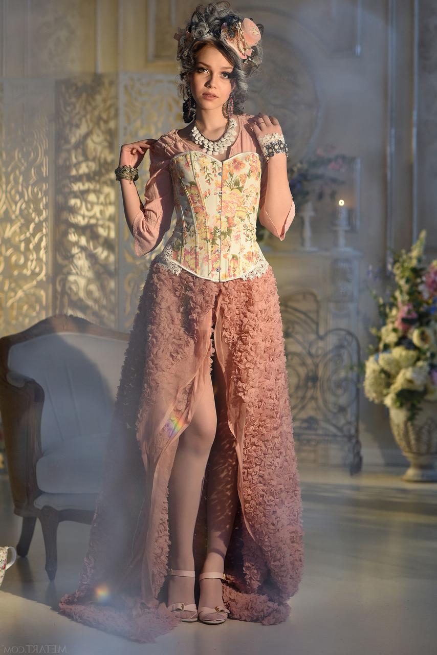 20P A bela russa Lily Sands se livra de seu vestido quente e posa nua