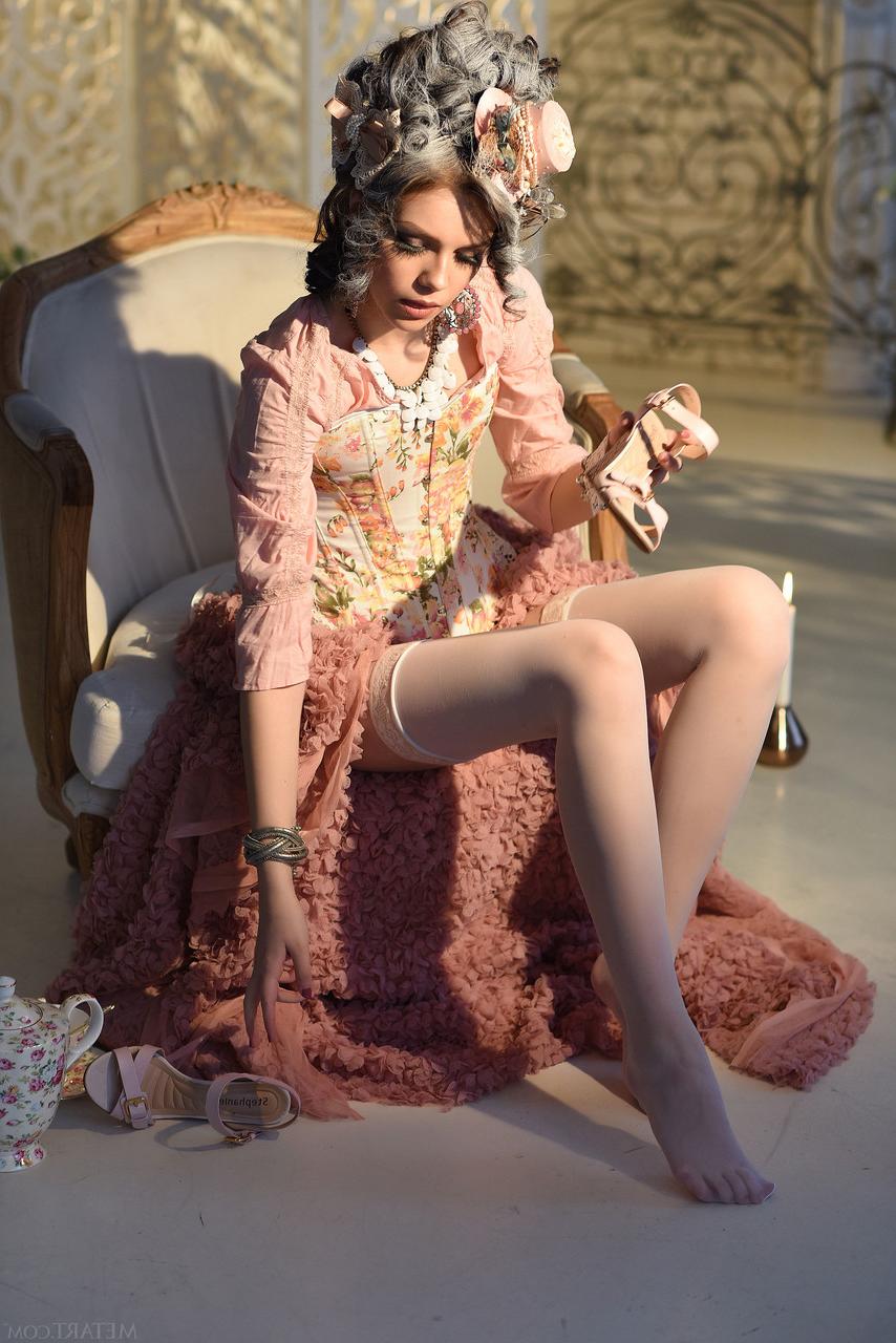 20P A bela russa Lily Sands se livra de seu vestido quente e posa nua