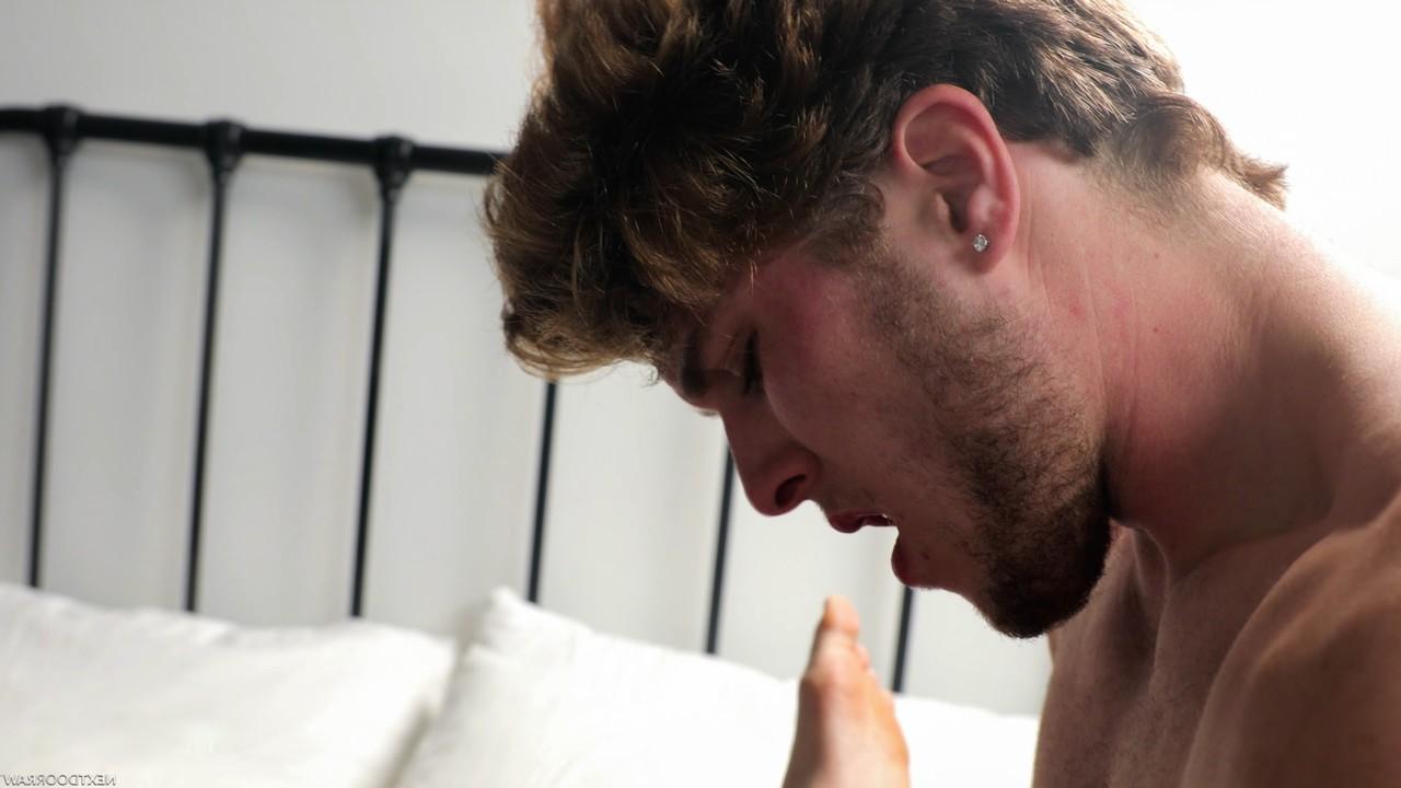 20P Der gutaussehende Schwule Dominic Green lockt seinen Mitbewohner Colton Cain zu heißem Analsex