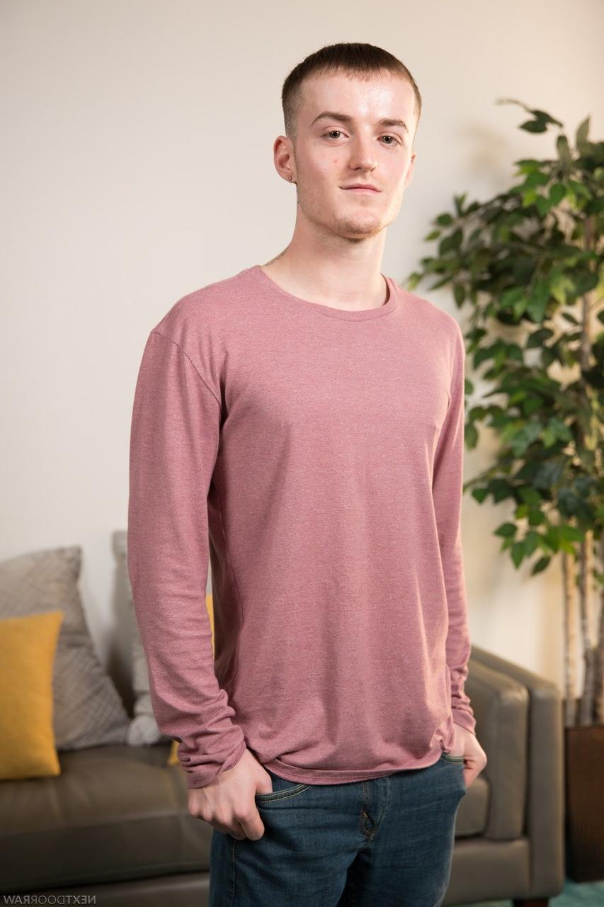 20P Der gutaussehende Schwule Dominic Green lockt seinen Mitbewohner Colton Cain zu heißem Analsex
