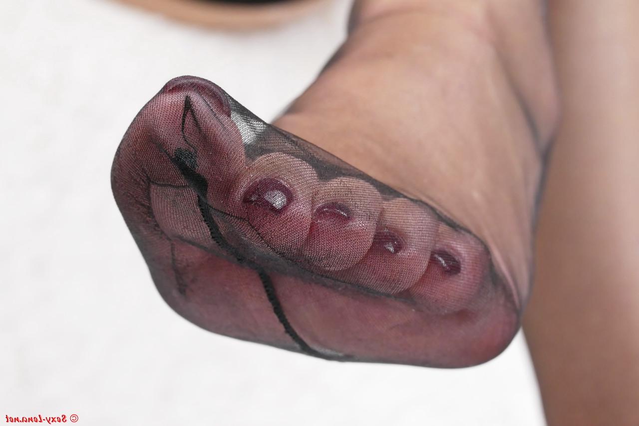 15P Morena amateur se burla con sus pies en lencería negra sexy en solitario