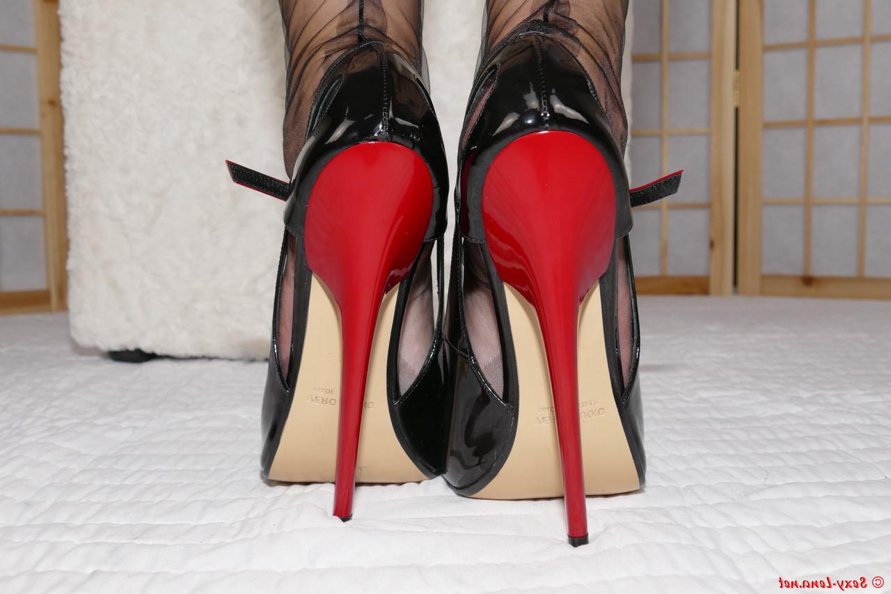 15P Morena amateur se burla con sus pies en lencería negra sexy en solitario