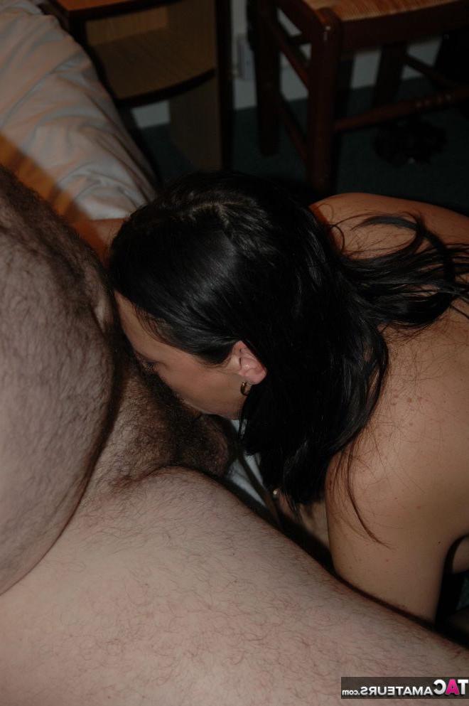 20P Die Amateurin Juicy Jo geht beim Gruppensex lesbisch mit einem dünnen schwarzen Mädchen um