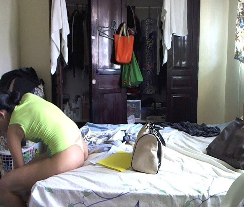 10P India muestra su culo desnudo mientras se viste en un dormitorio