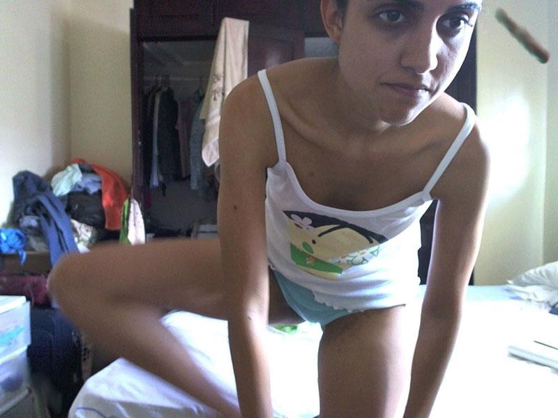 10P India muestra su culo desnudo mientras se viste en un dormitorio