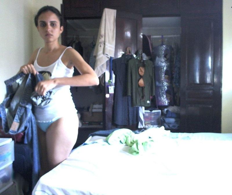 10P India muestra su culo desnudo mientras se viste en un dormitorio