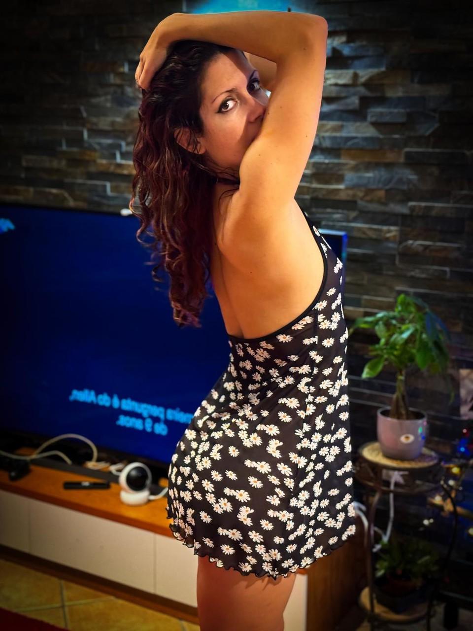 20P Linda morena exibindo suas pernas quentes usando um vestido curto sexy