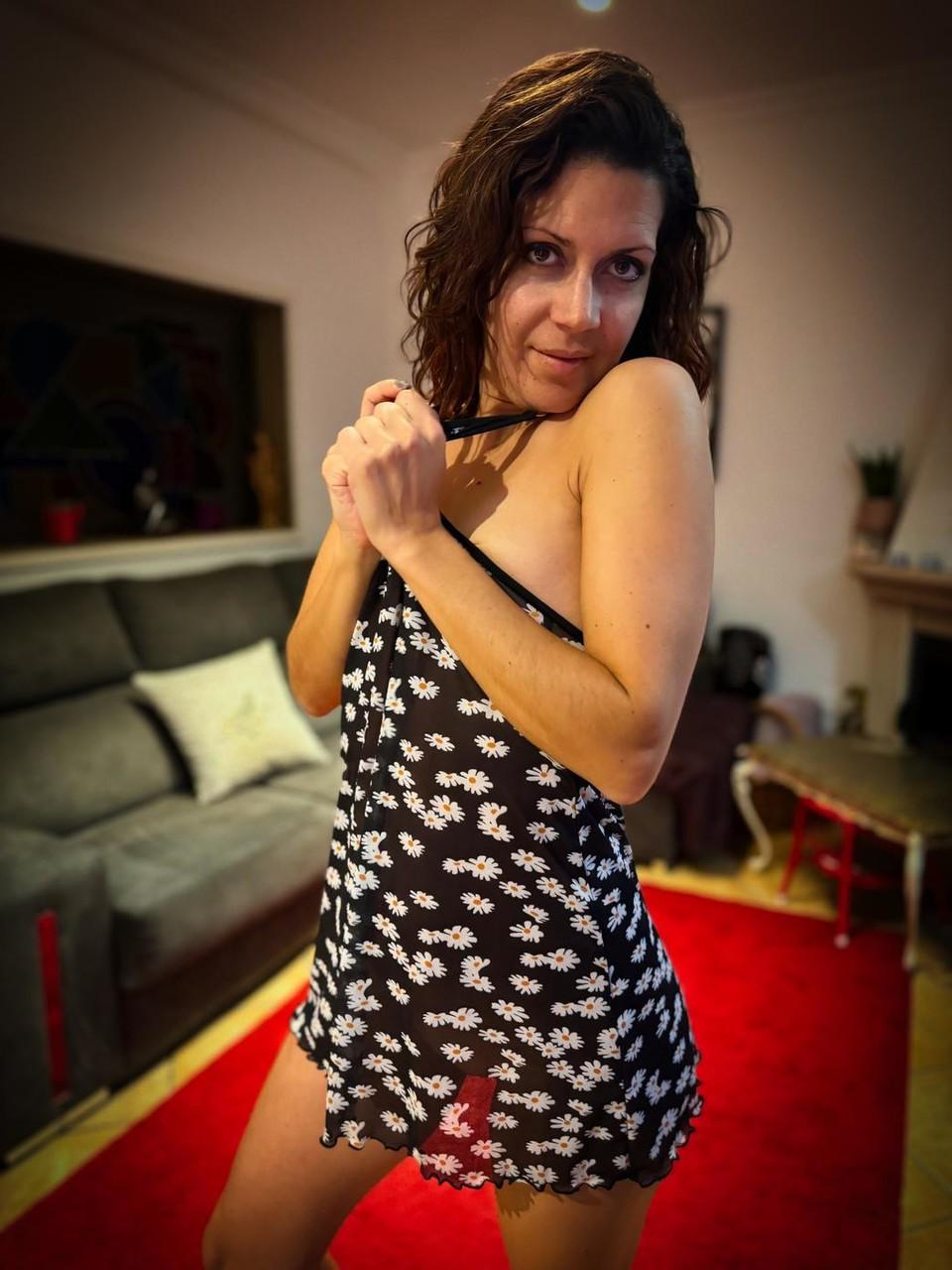 20P Linda morena exibindo suas pernas quentes usando um vestido curto sexy