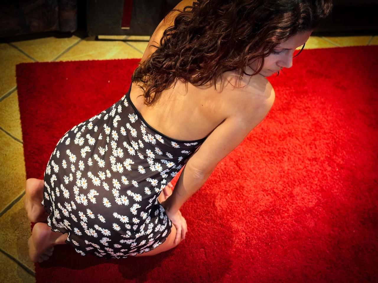 20P Linda morena exibindo suas pernas quentes usando um vestido curto sexy