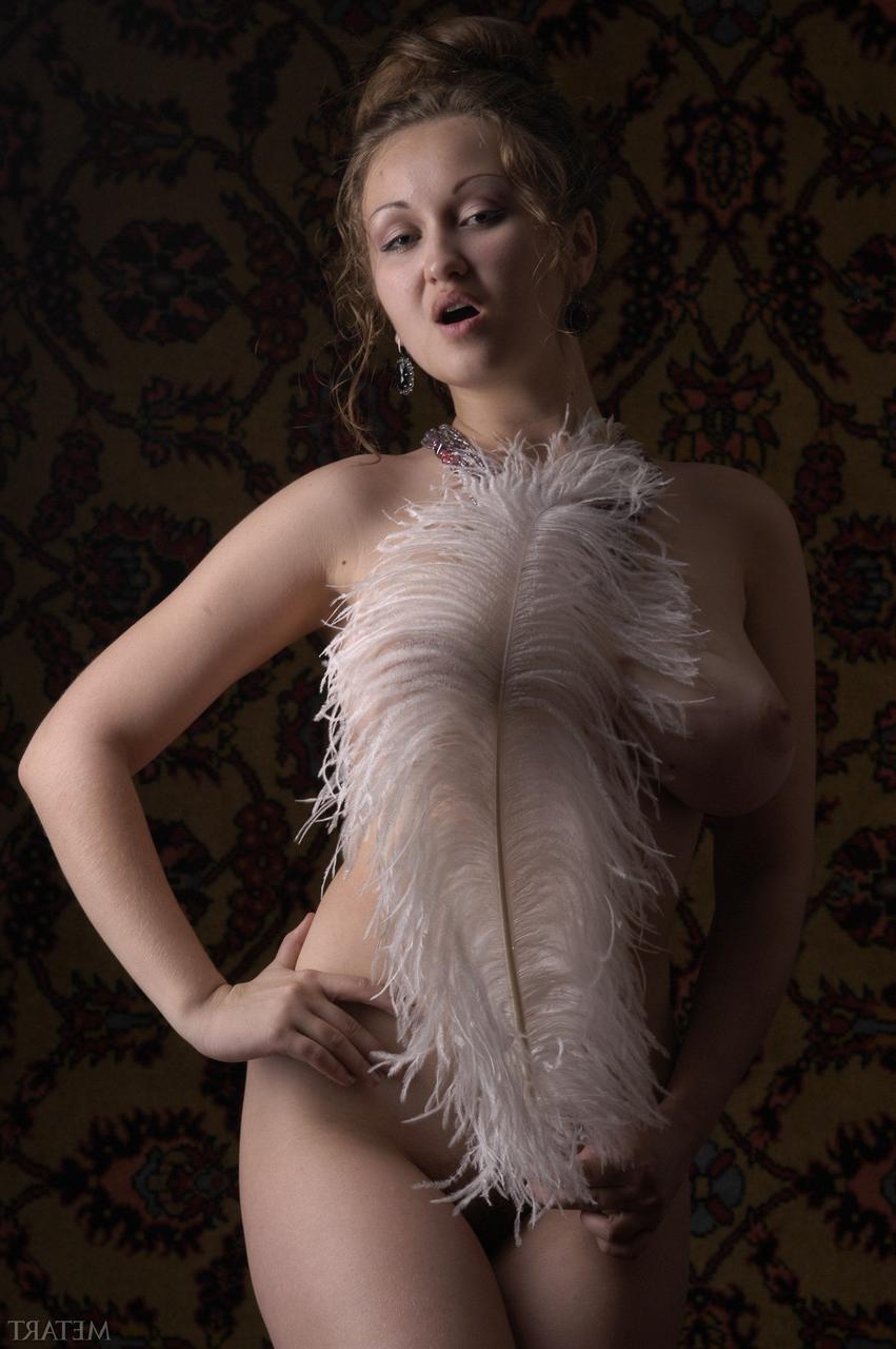 20P Aneli A, amatrice en chaleur aux gros seins incroyables, se déshabille et pose.