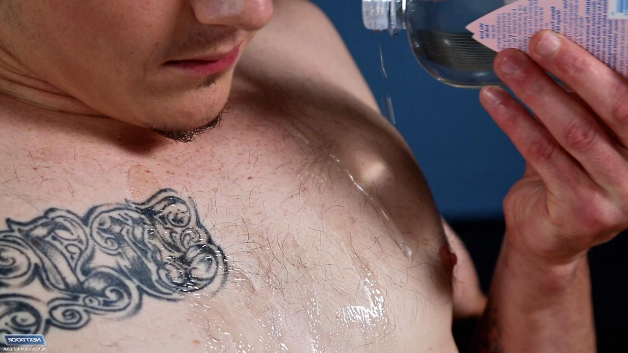 20P O boxeador gay tatuado Mark Strong tira o short e masturba seu longo pau