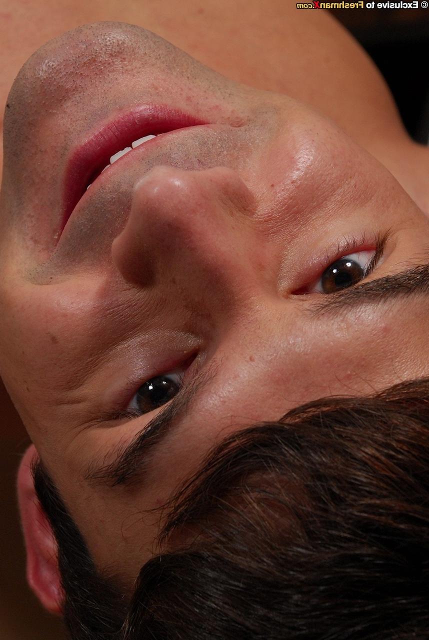 20P O atlético gay Tucker Scott mostra seu pau duro e bolas grandes enquanto se masturba
