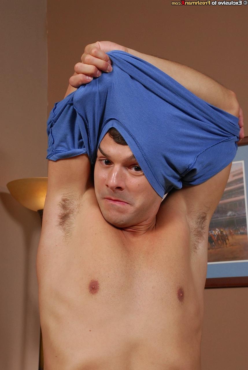 20P O atlético gay Tucker Scott mostra seu pau duro e bolas grandes enquanto se masturba