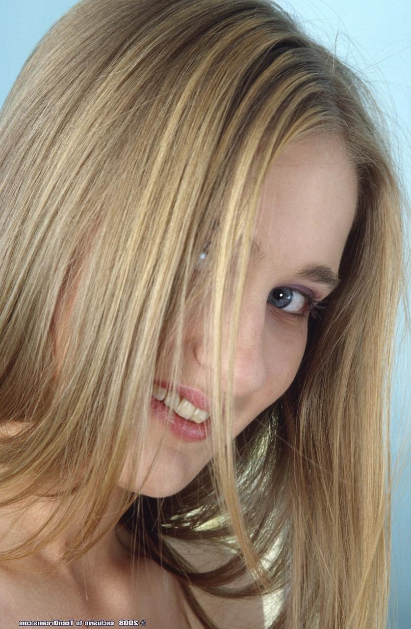 20P Helen amadora adolescente mostra seus buracos de amor e se masturba sozinha em casa