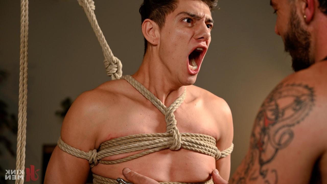 20P O musculoso gay Ian Holmes analisa um jovem submisso em cativeiro por corda