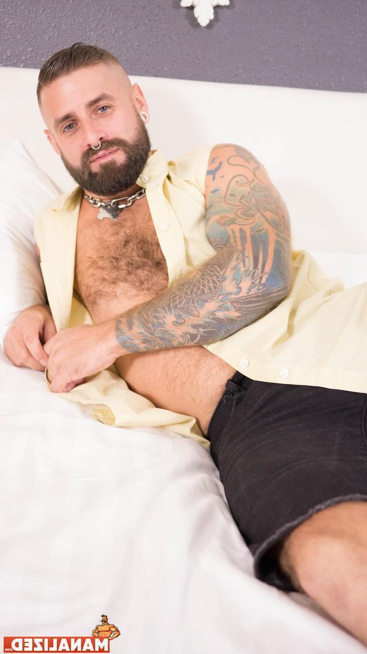 20P El oso gay Jon Shield revela su cuerpo peludo y juega con su enorme polla y sus pelotas