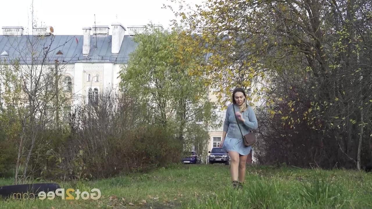 15P Diana, une fille blanche, se cache derrière des buissons avant de faire pipi sur une pelouse.