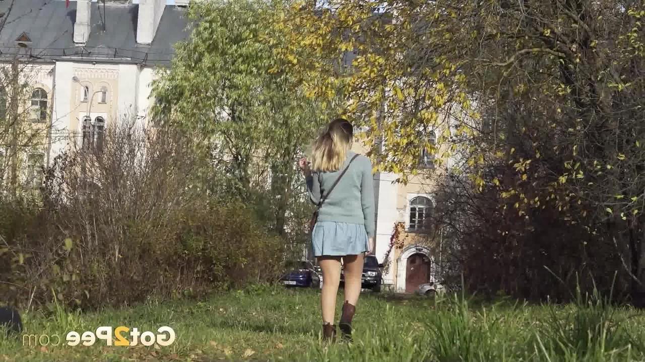 15P Diana, une fille blanche, se cache derrière des buissons avant de faire pipi sur une pelouse.