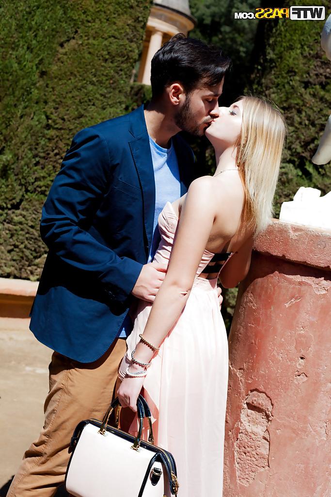 14P La jeune blonde amateur Aria Logan suce une bite à l'extérieur pour une gorgée de sperme.