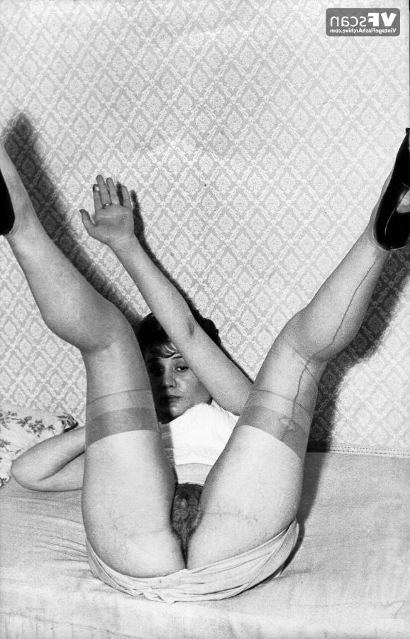 12P Belezas pornôs retrô modelando seus pedaços peludos usando meias e ligas