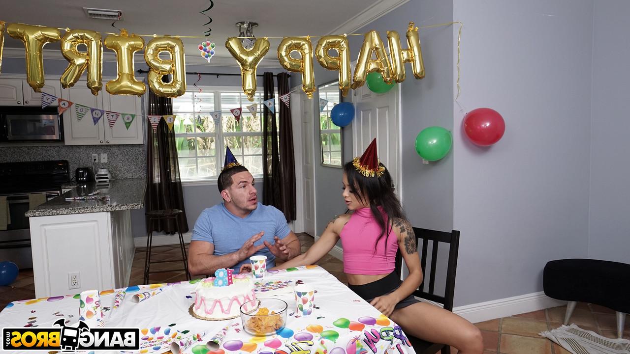 20P Holly Hendrix, de 18 anos, perde a virgindade em seu aniversário