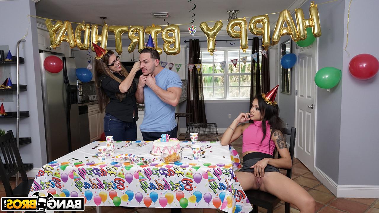 20P Holly Hendrix, de 18 anos, perde a virgindade em seu aniversário