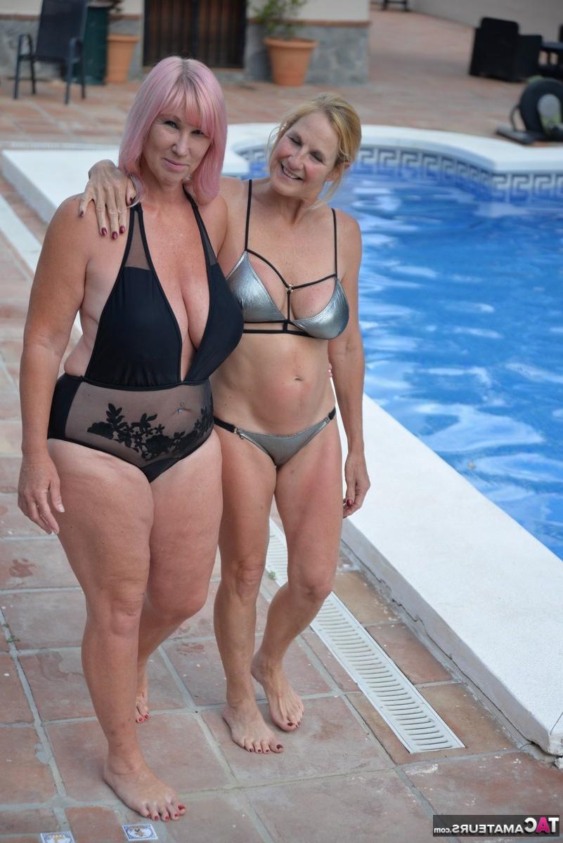 20P Melody, une lesbienne d'âge moyen, et sa petite amie s'embrassent dans un bain à remous extérieur.