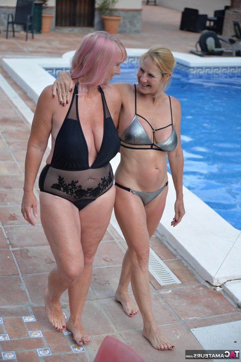 20P Melody, une lesbienne d'âge moyen, et sa petite amie s'embrassent dans un bain à remous extérieur.