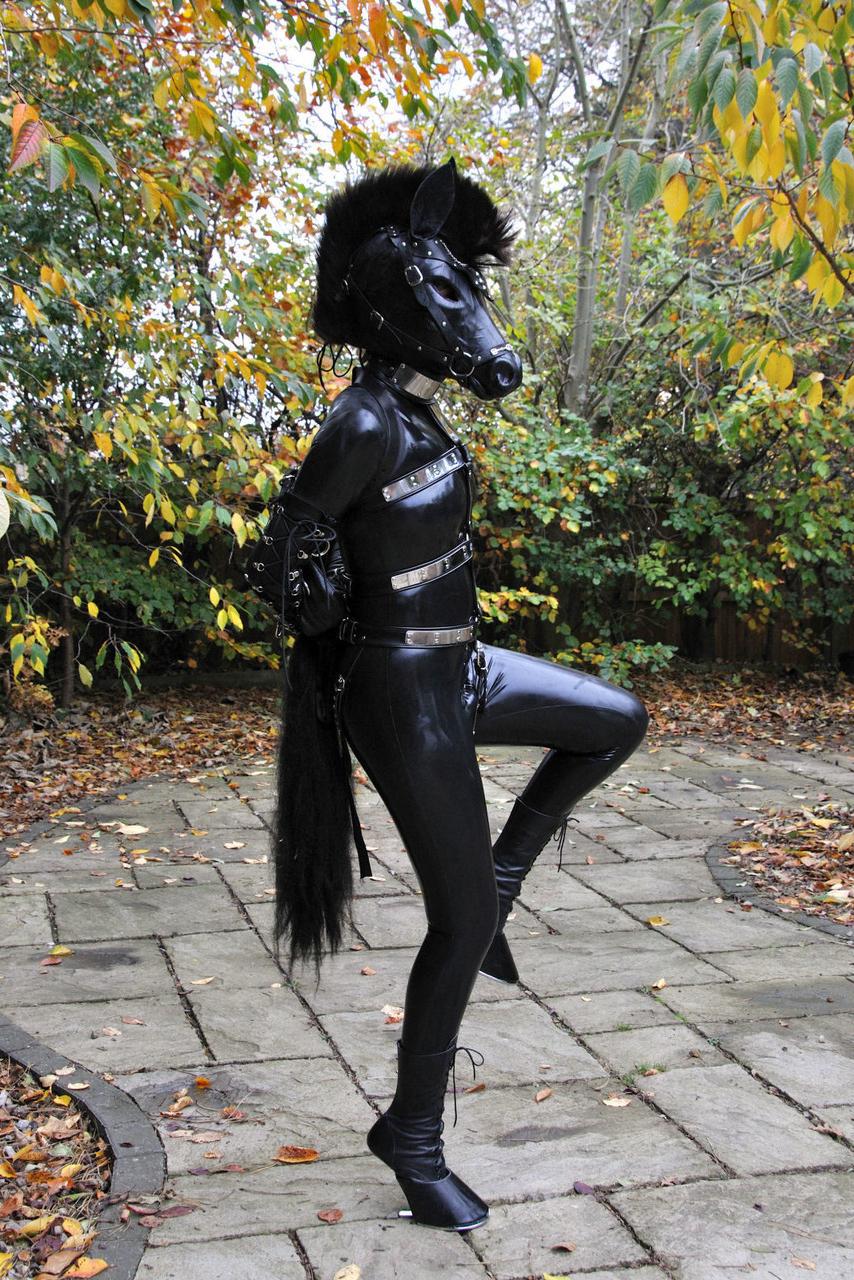 15P Versaute Schlampe posiert draußen in einer Pferdemaske und einem vollflächigen Latex-Outfit