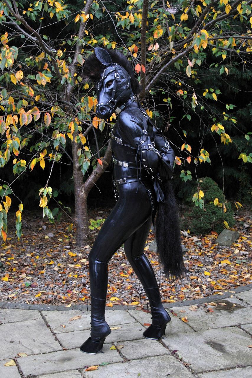 15P Versaute Schlampe posiert draußen in einer Pferdemaske und einem vollflächigen Latex-Outfit