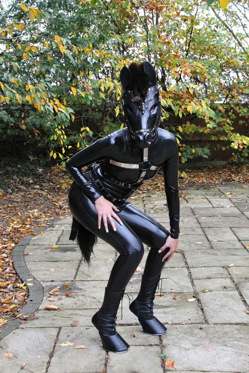 15P Versaute Schlampe posiert draußen in einer Pferdemaske und einem vollflächigen Latex-Outfit