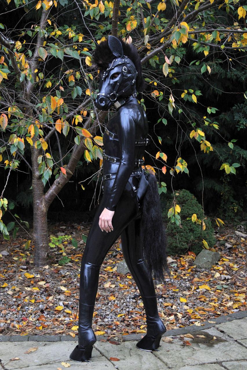 15P Versaute Schlampe posiert draußen in einer Pferdemaske und einem vollflächigen Latex-Outfit