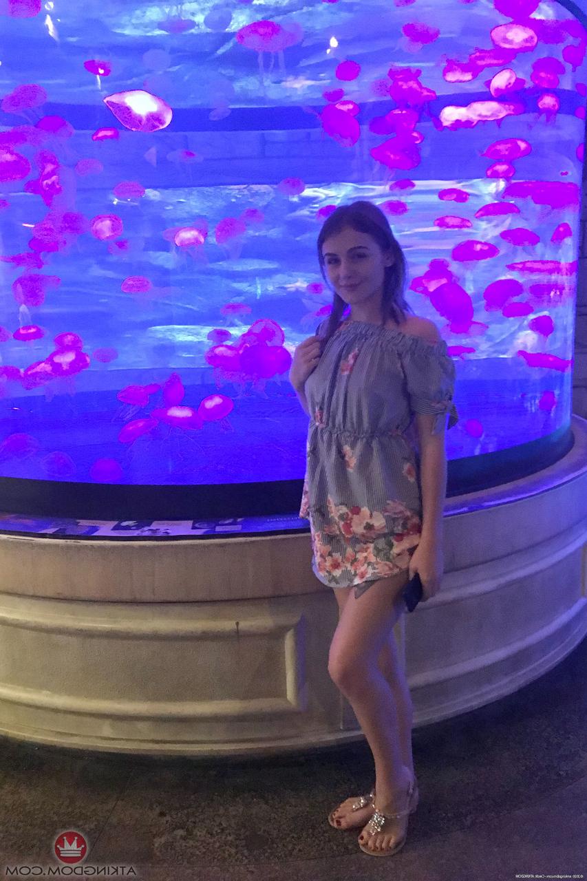 20P Amateur teen Rosalyn Sphinx strips and poses in her public solo compilation