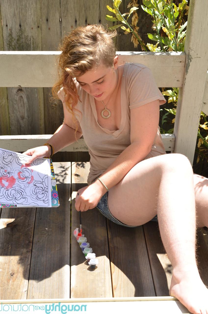 20P Die mollige Amateurin Moth zieht ihre Kleidung aus und reibt ihre haarige Muschi im Freien