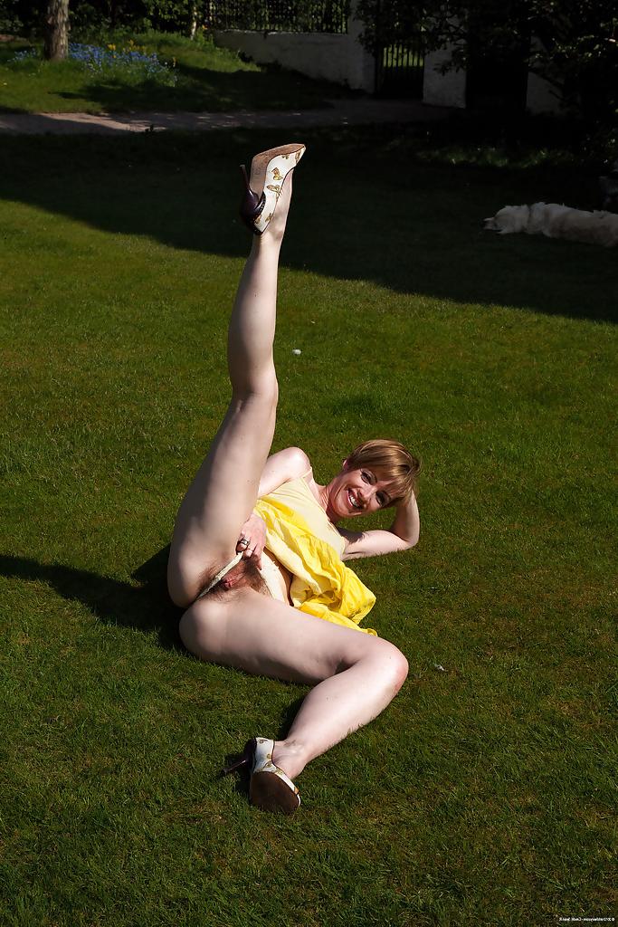 16P La guapa madura amateur maria se desnuda y posa en el césped