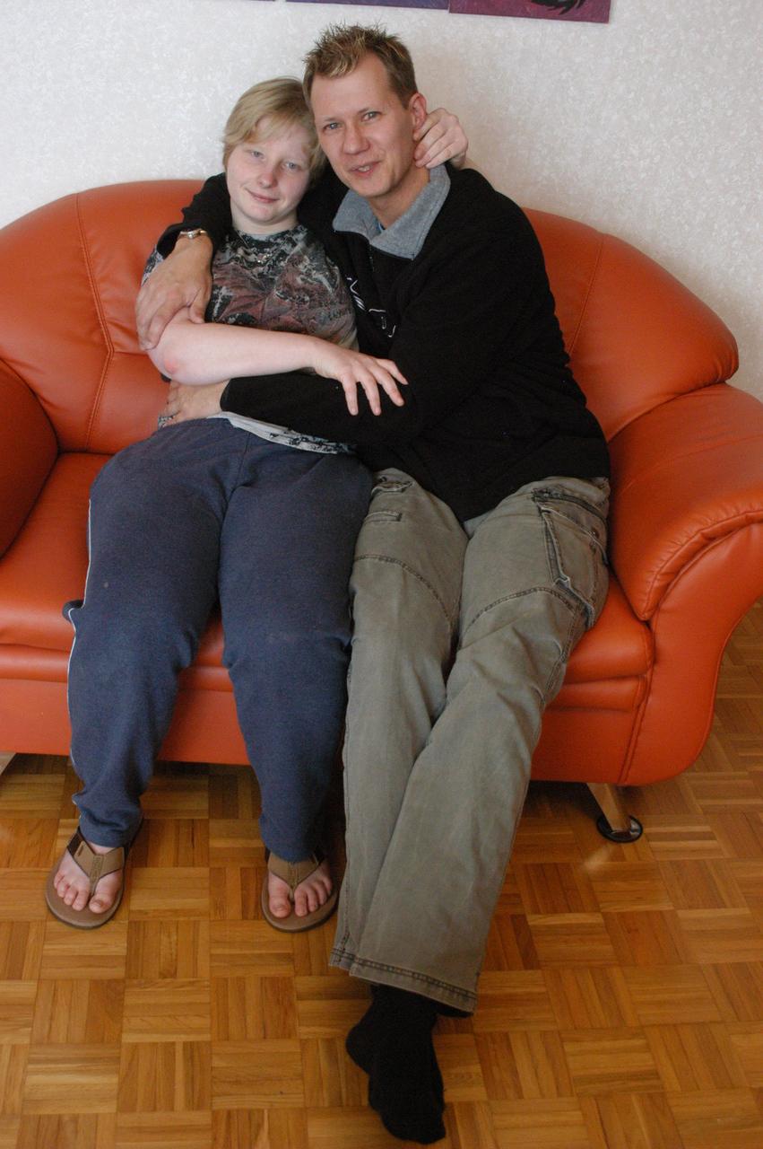 17P Un gros amateur tatoué suce et caresse la bite de BF et se fait prendre sur le canapé