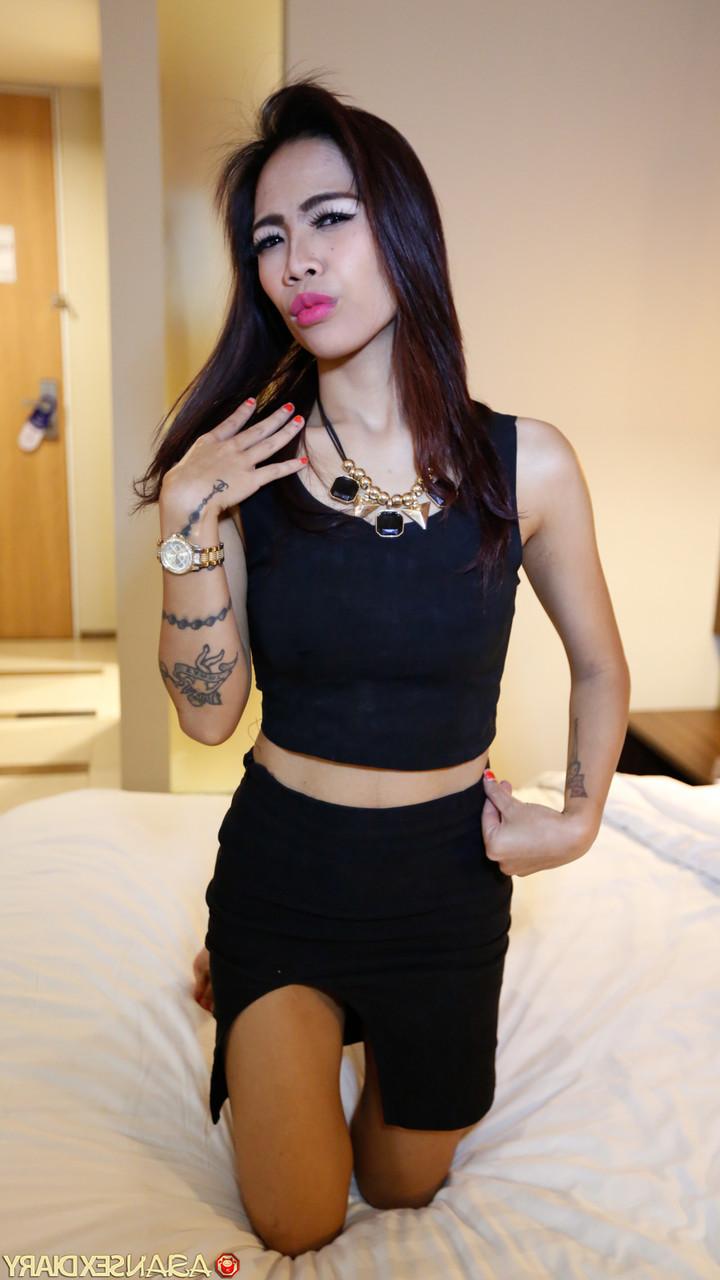 20P Die asiatische MILF Rudi zieht sich bis auf die Fersen aus und zeigt ihren großen Arsch und ihre mit Sperma bedeckte Fotze