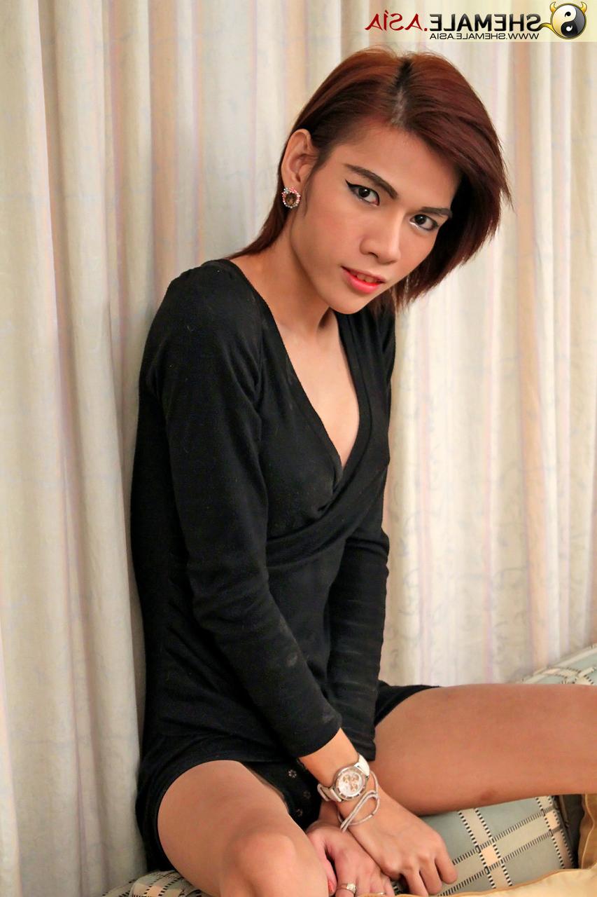 20P La delgada ladyboy de pelo corto Amay se acaricia la polla después de desnudarse