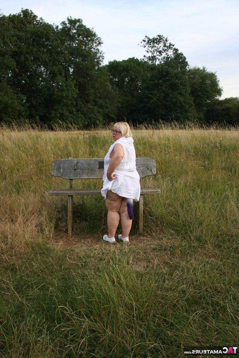 16P A gorda britânica Lexie Cummings se expõe em um banco de um campo