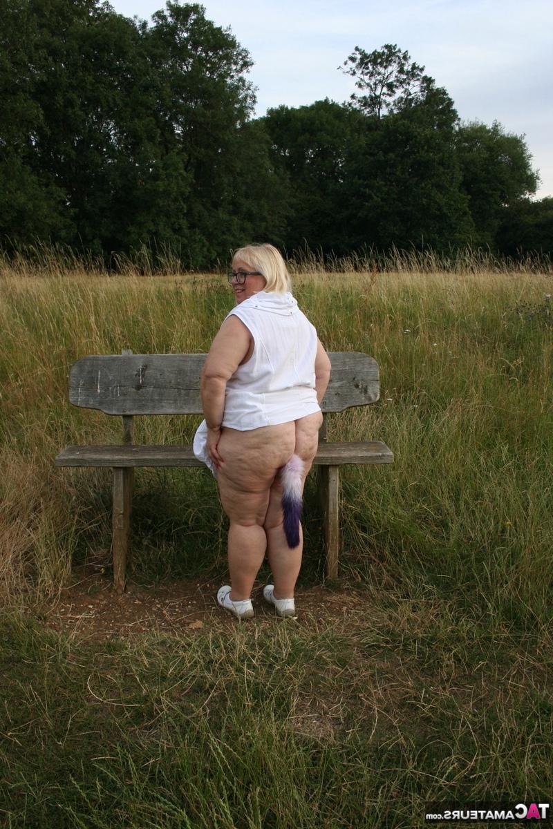 16P A gorda britânica Lexie Cummings se expõe em um banco de um campo