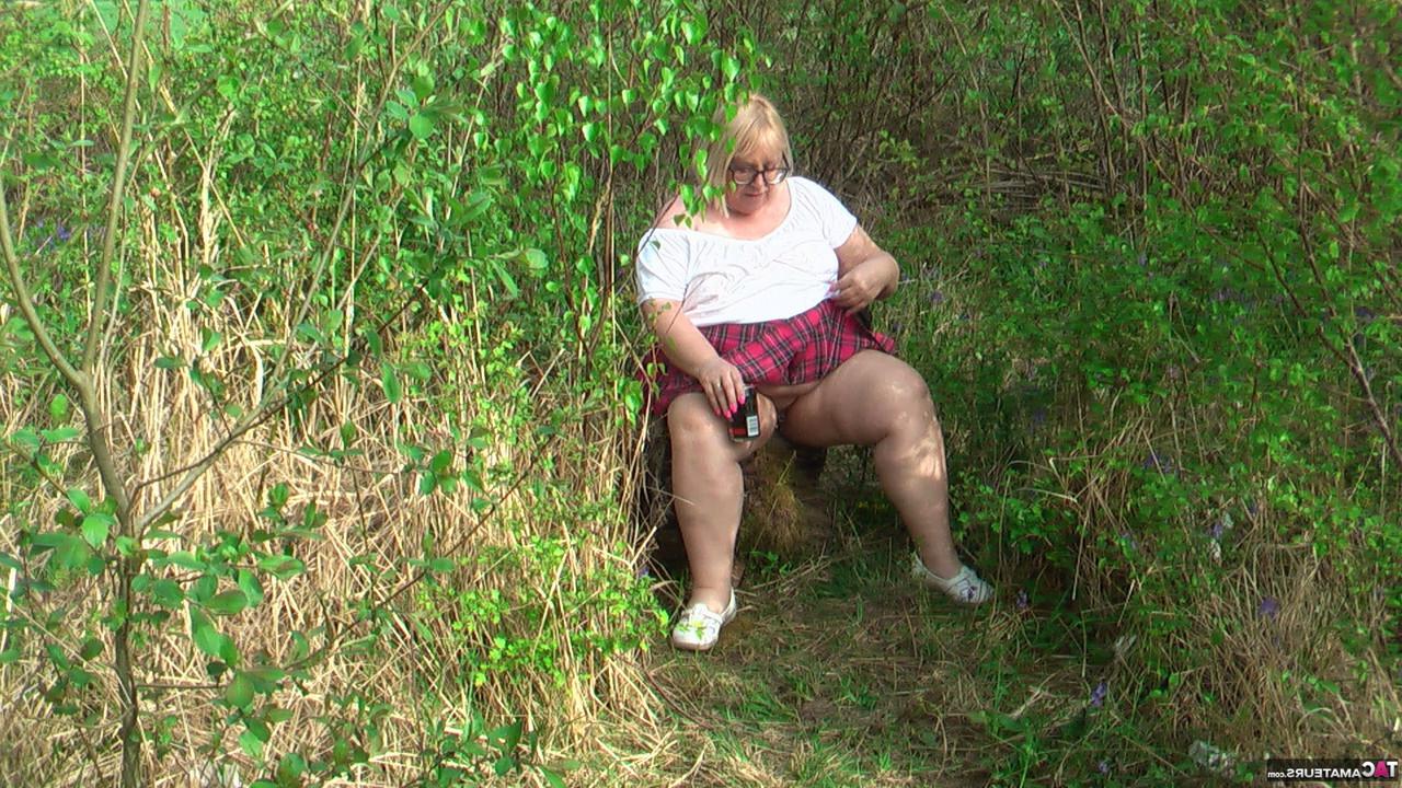 16P A gorda britânica Lexie Cummings se expõe em um banco de um campo