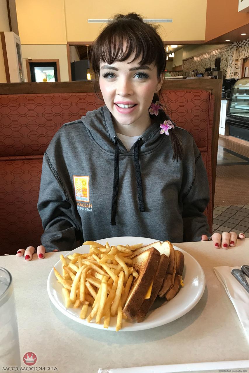 20P A adolescente morena magra Aliya Brynn revela seus peitos pequenos e espalha seu regalo