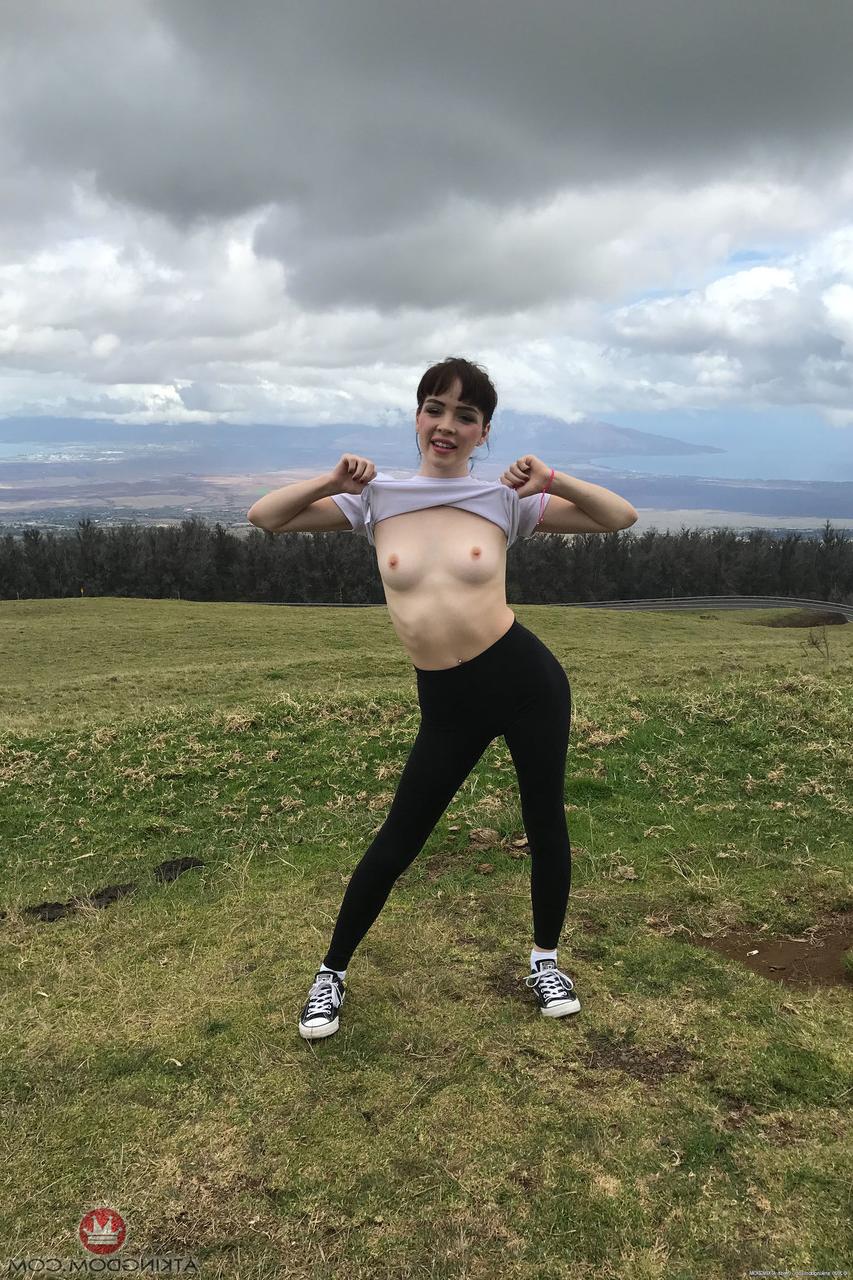 20P A adolescente morena magra Aliya Brynn revela seus peitos pequenos e espalha seu regalo