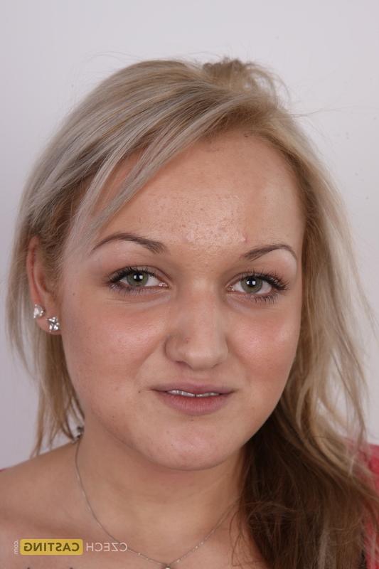 20P La rubia platino tereza se sienta en un taburete después de desnudarse