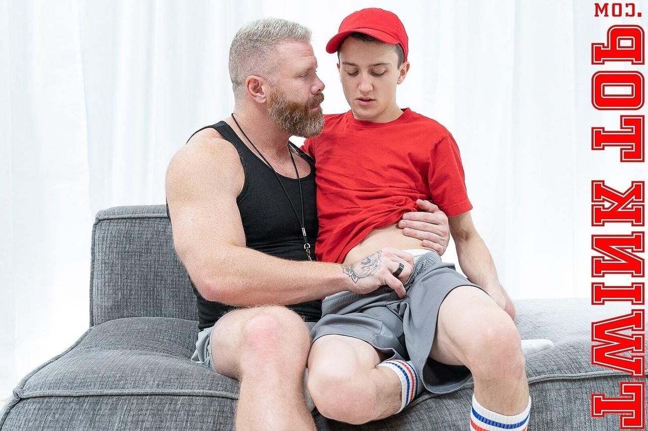 20P L'entraîneur gay poilu Marko se fait encercler et baiser par le minet Jack Andram