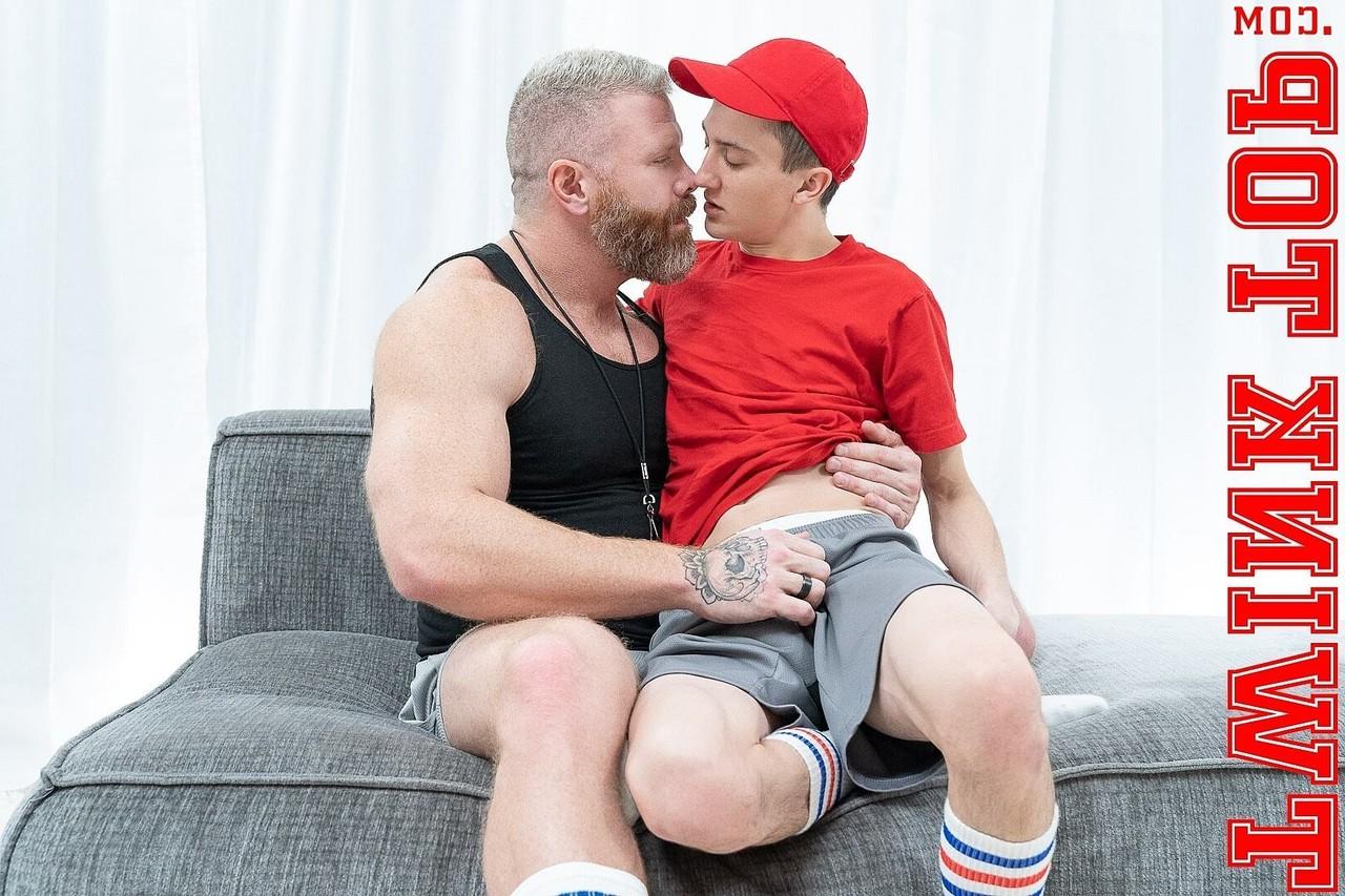 20P L'entraîneur gay poilu Marko se fait encercler et baiser par le minet Jack Andram