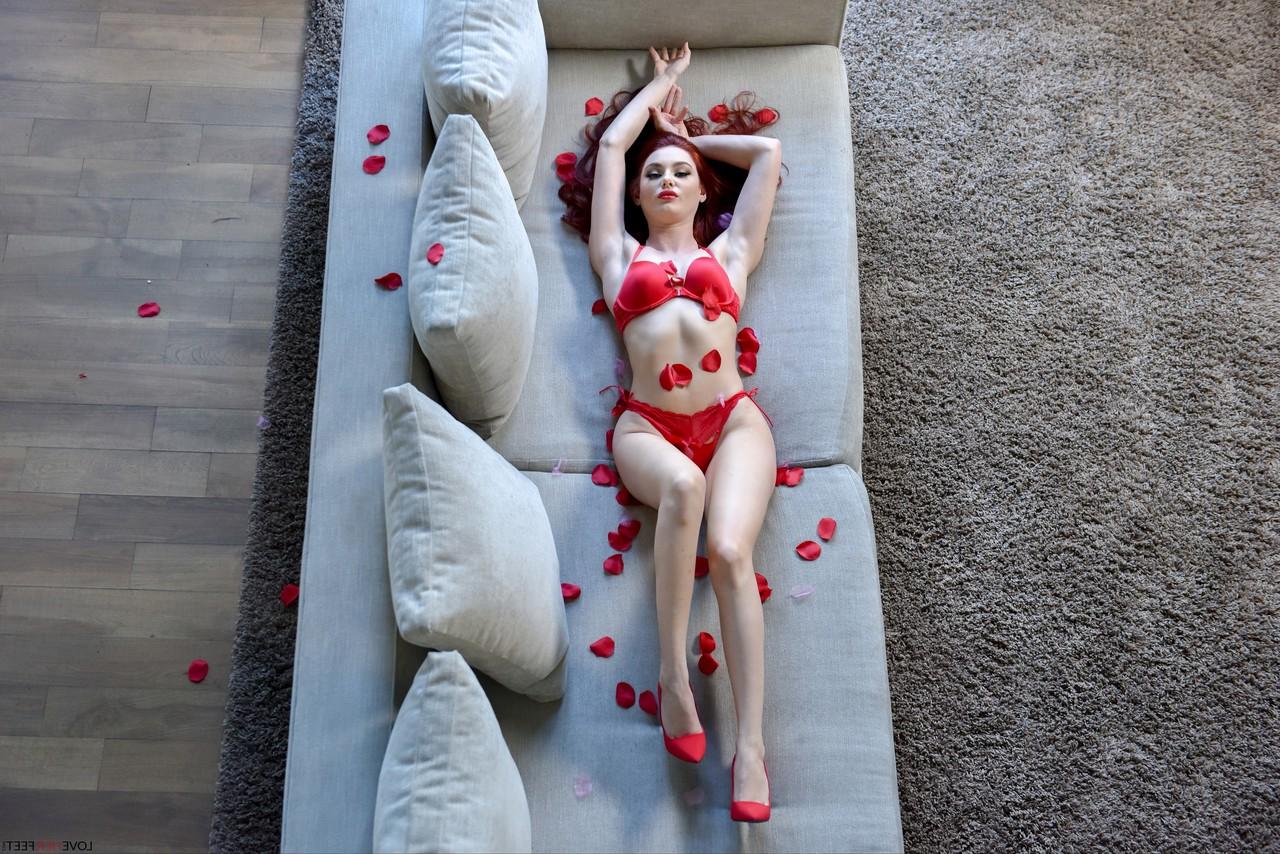 20P A adolescente ruiva Lacy Lennon dá um footjob e fode no Dia dos Namorados