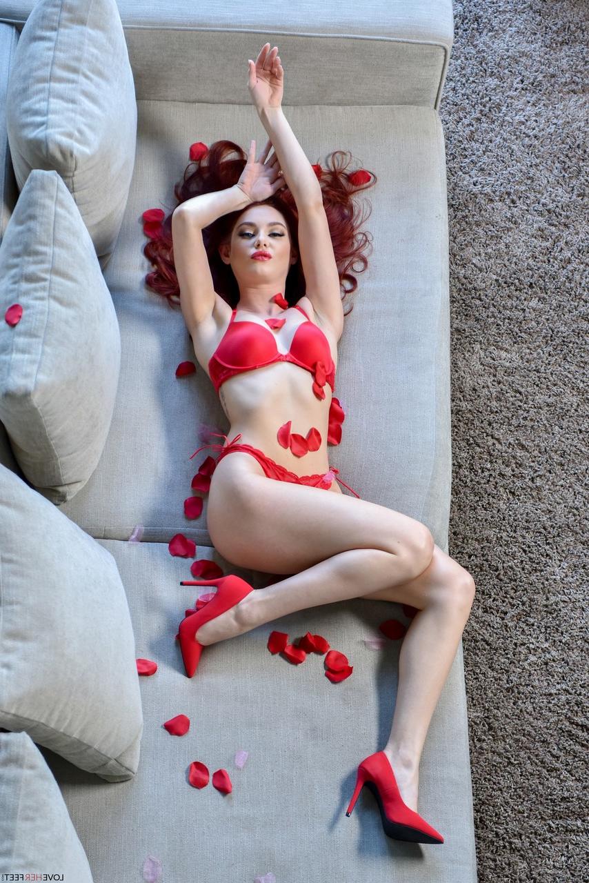 20P A adolescente ruiva Lacy Lennon dá um footjob e fode no Dia dos Namorados